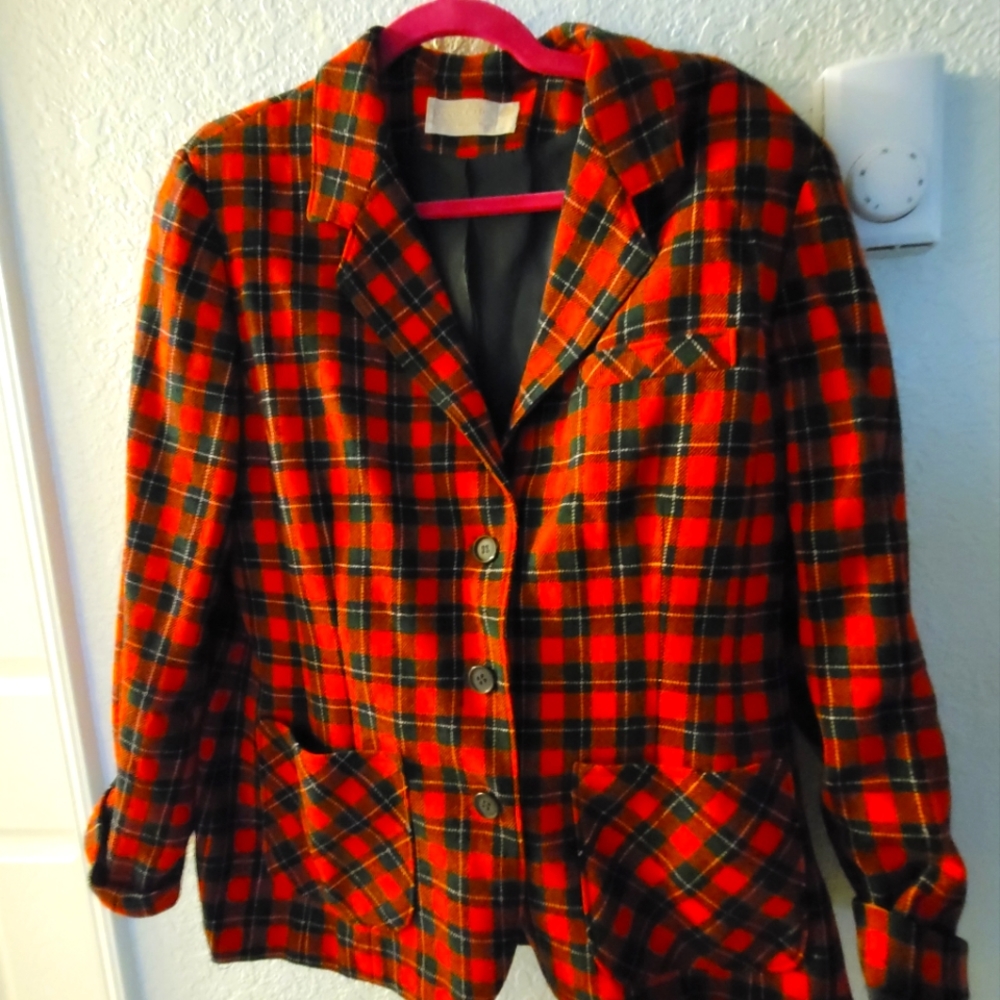 Vintage red plaid pendleton wool jacket plus size see pics holes in lining only.
